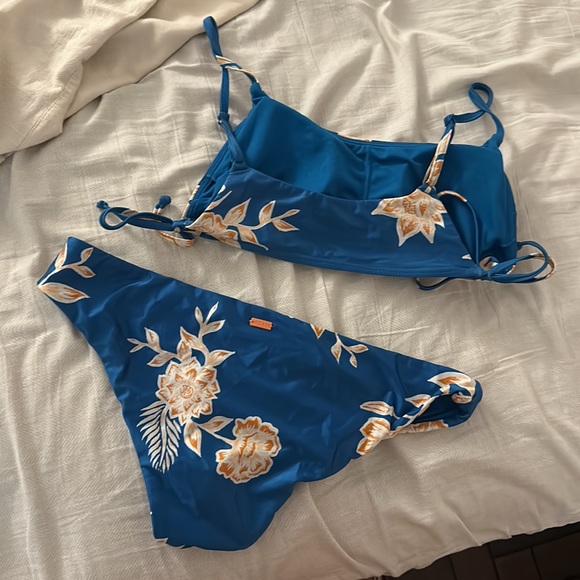 Blue Roxy bikini - Picture 2 of 5